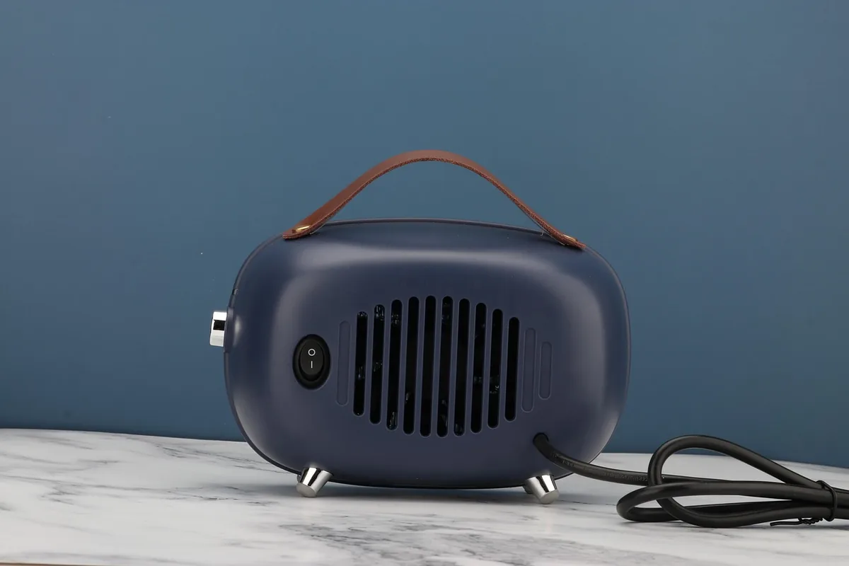 Calefactor eléctrico pequeño azul marino con asa de cuero y cable negro