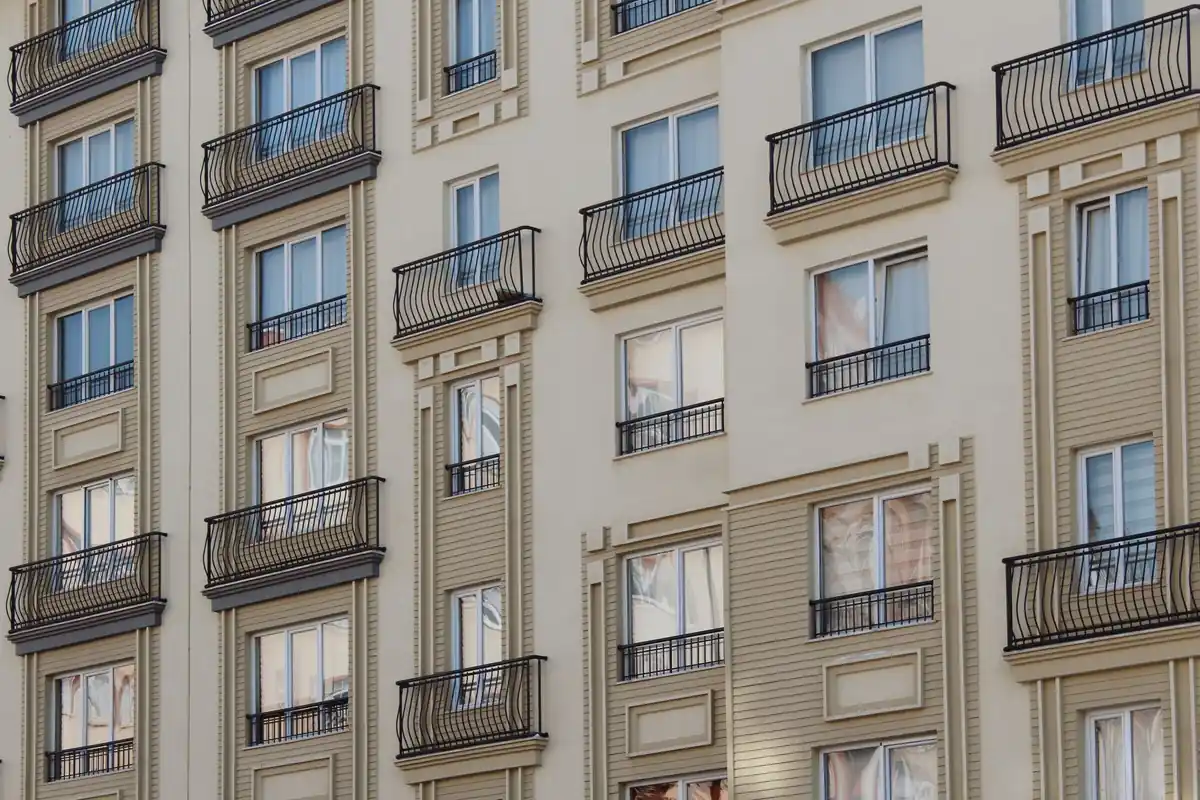 Fachada de un edificio de viviendas con balcones de hierro y ventanas