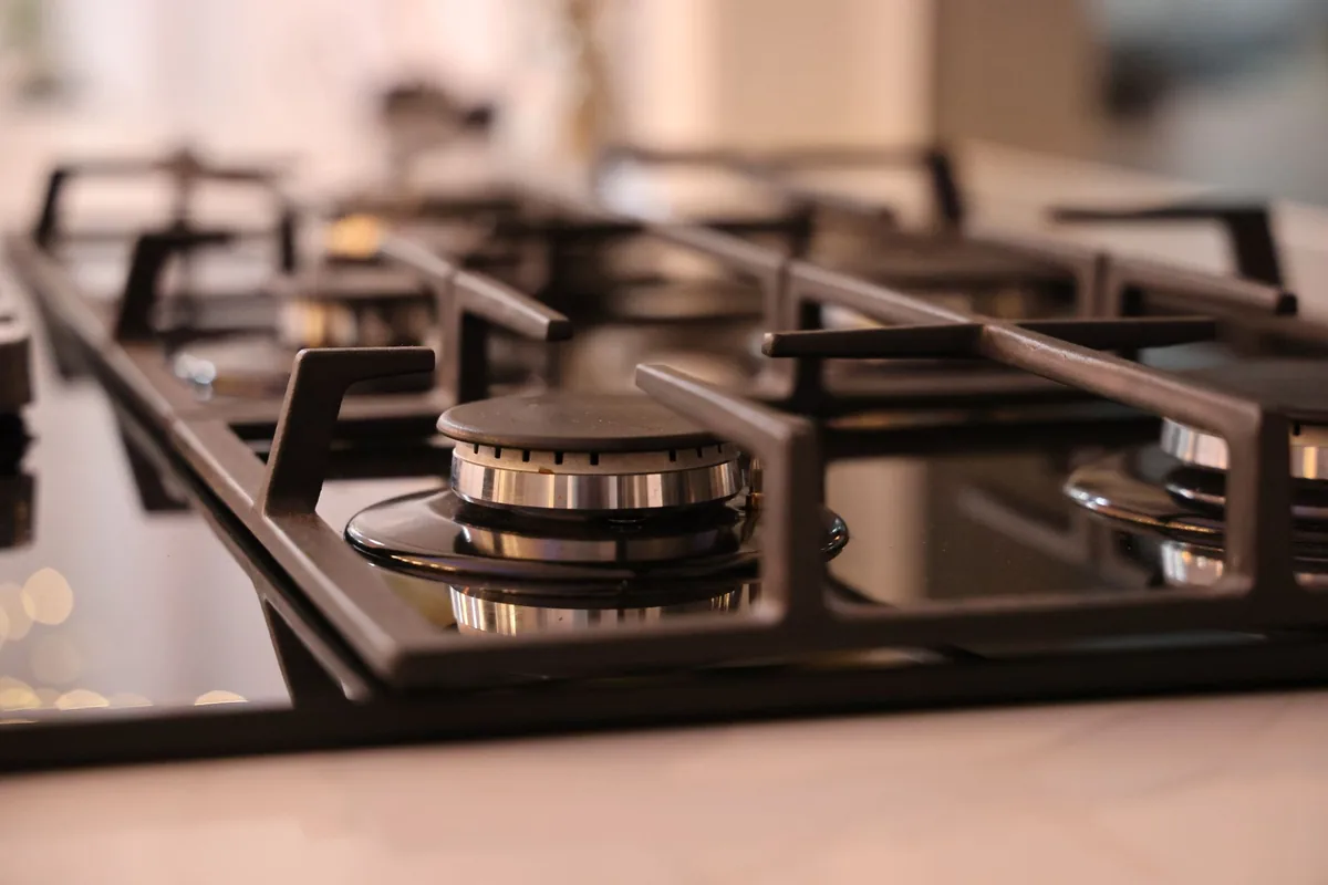 Quemadores y parrillas de hierro de una encimera de cocina de gas